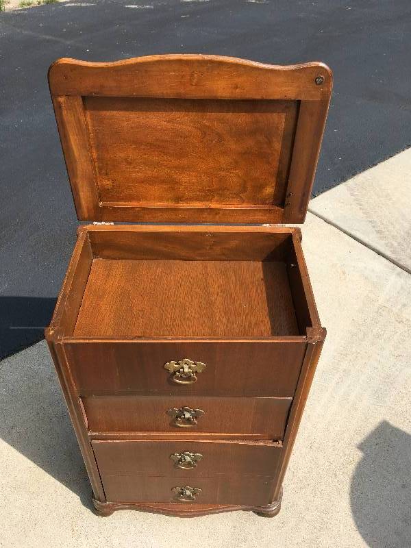 lot 262 image: ANTIQUE SIDE TABLE WITH DRAWERS AND LID