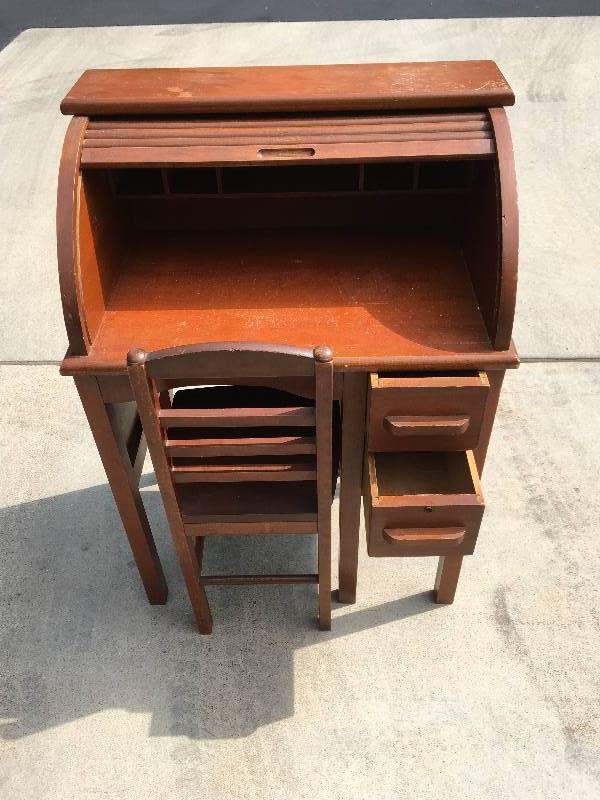 lot 263 image: ANTIQUE CHILDS WOOD ROLL TOP DESK WITH MATCHING CHAIR