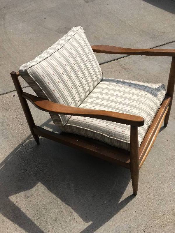 lot 264 image: UPHOLSTERED FLORAL CHAIR WITH WOOD FRAME