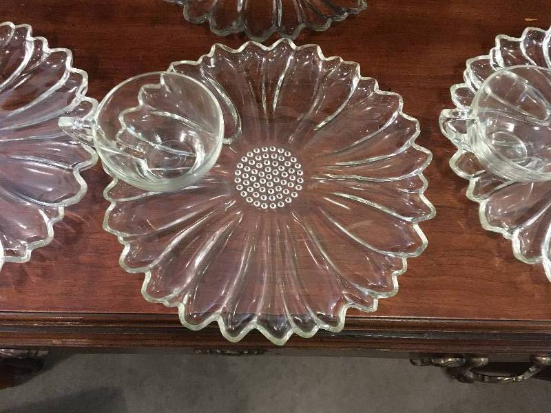 lot 269 image: (4) VINTAGE GLASS SUNFLOWER PLATES WITH (4) MATCHING CUPS