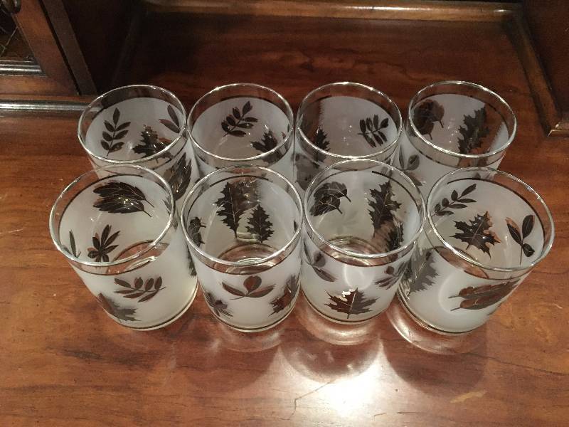 lot 218 image: (8) VINTAGE GLASSES