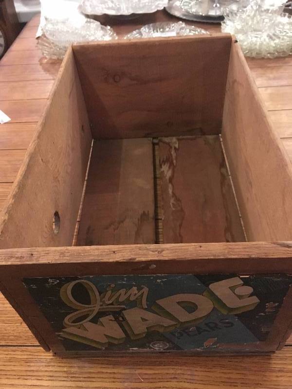 lot 290 image: ANTIQUE JIM WADE PEAR CRATE