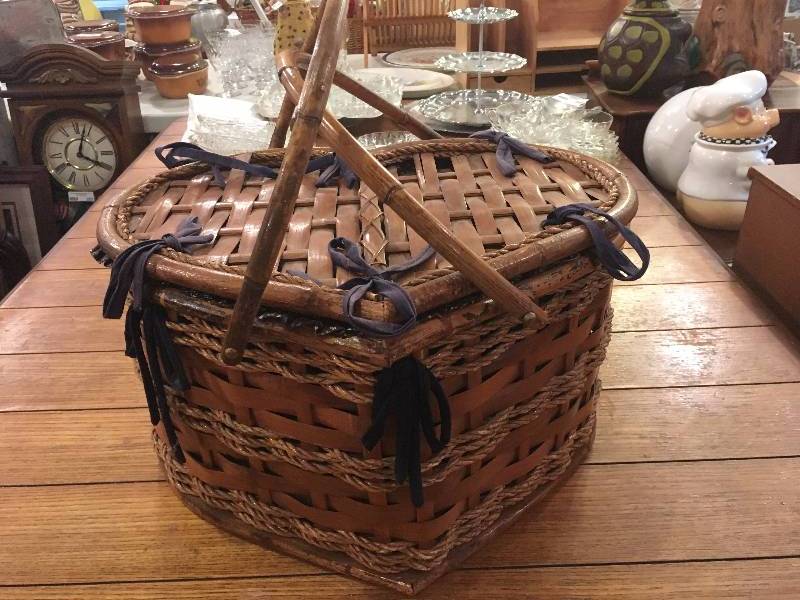 lot 291 image: WICKER CLOTH LINED PICNIC BASKET WITH PLASTIC DISHES