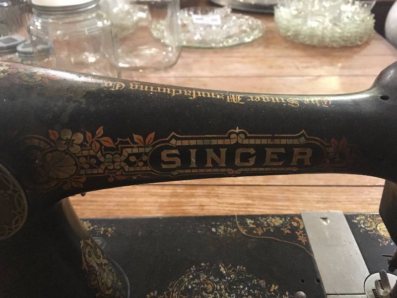 lot 293 image: ANTIQUE SINGER SEWING MACHINE & 1938 SINGER SEWING BOOKLET