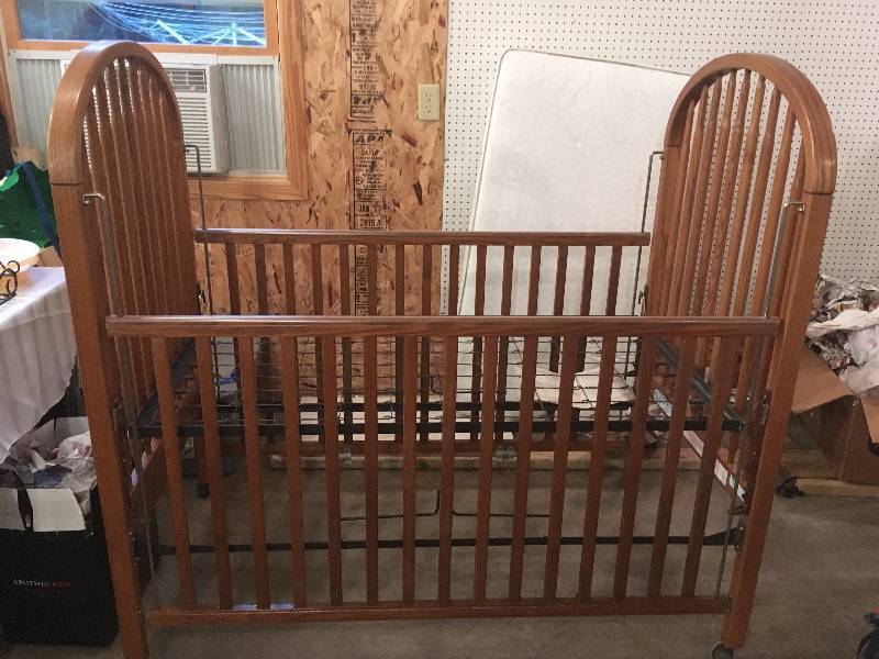 SIMMONS WOOD CRIB ON WHEELS July Estate Sale KBID