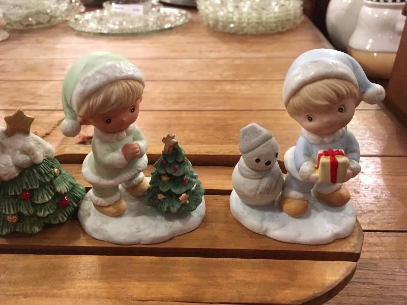 lot 402 image: CHRISTMAS LOT