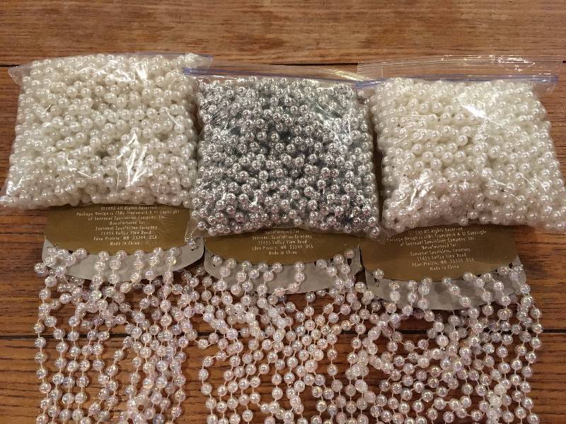 lot 408 image: BEAD LOT