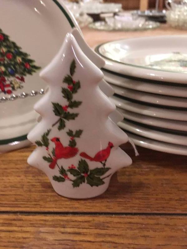 lot 412 image: CHRISTMAS LOT