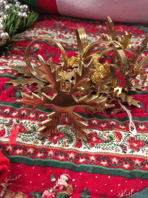 lot 413 image: CHRISTMAS LOT