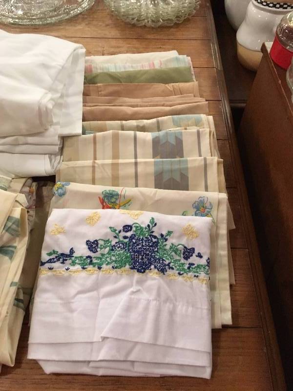 lot 418 image: LINEN LOT