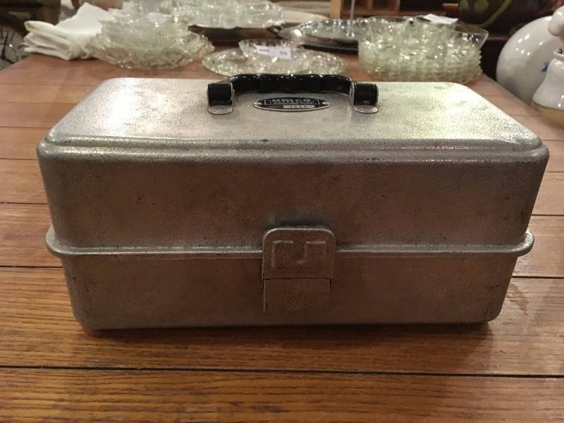 lot 419 image: METAL TACKLE BOX WITH CONTENTS