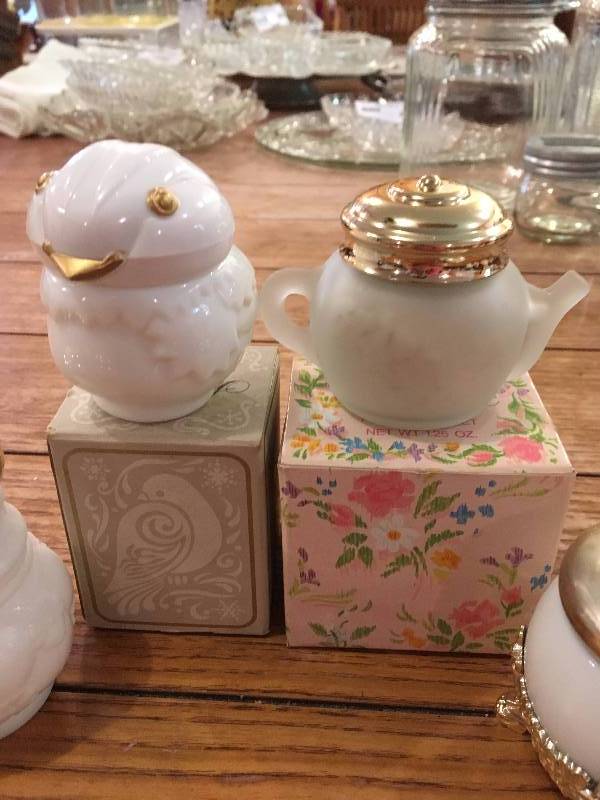 lot 346 image: ANTIQUE & VINTAGE MAKE-UP, LOTION, AND POWDER SACHETS