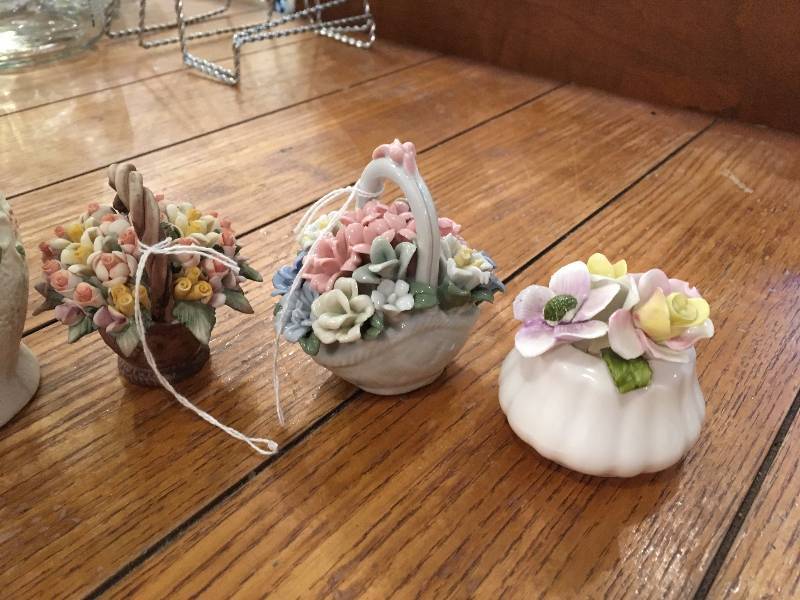 lot 347 image: (7) COLLECTIBLE GLASS BASKETS AND CONTAINERS