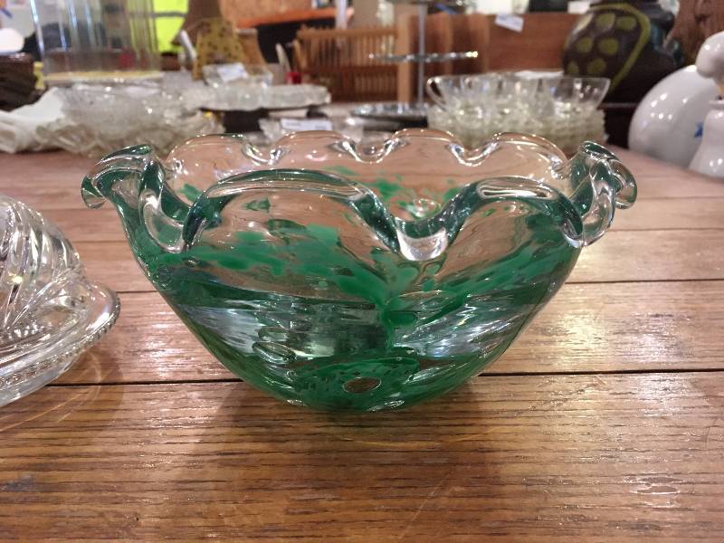 lot 361 image: CRYSTAL FLOWER DISH AND GREEN GLASS BOWL