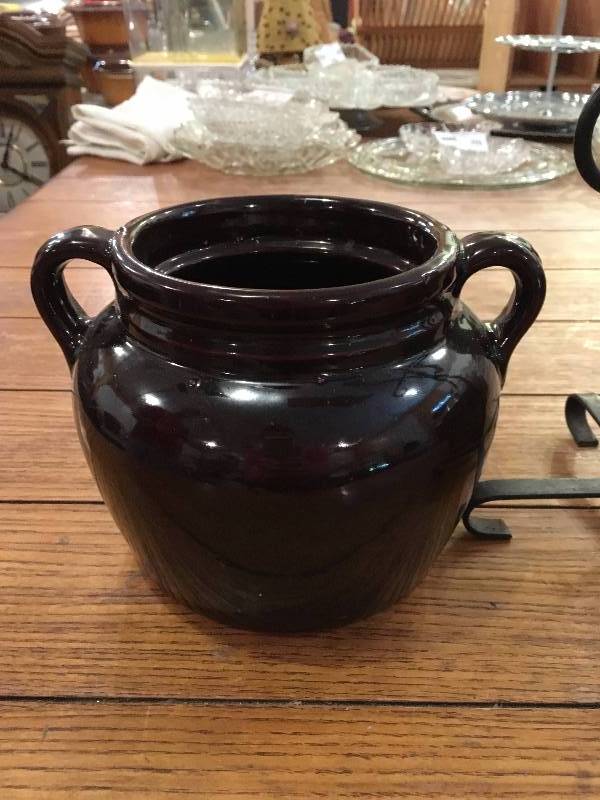 lot 364 image: CERAMIC POT, METAL CUP HOLDER, AND GREEN STORAGE BOX