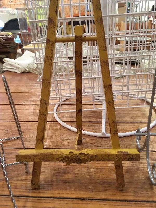 lot 368 image: PLATEPICTURE HOLDERS, AND SWIVEL WIRE RACK