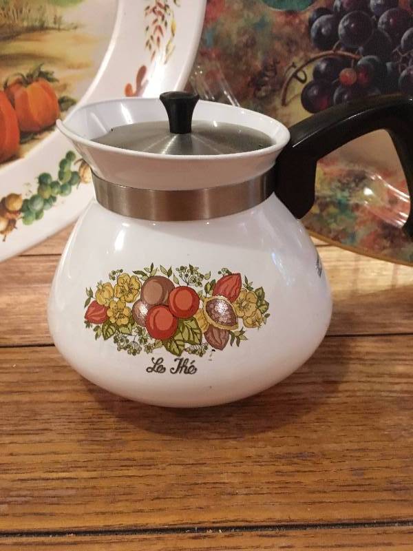 lot 383 image: (2) EXTRA LARGE PLATTERS, (1) CORNINGWARE TEAPOT, AND (2) GLASS VASES.
