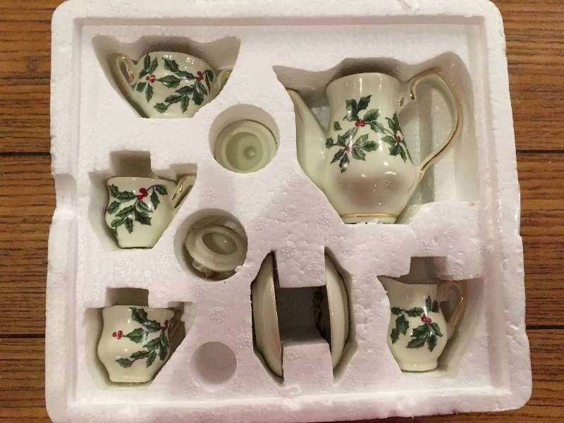 lot 387 image: HOLLY MINIATURE TEA SET