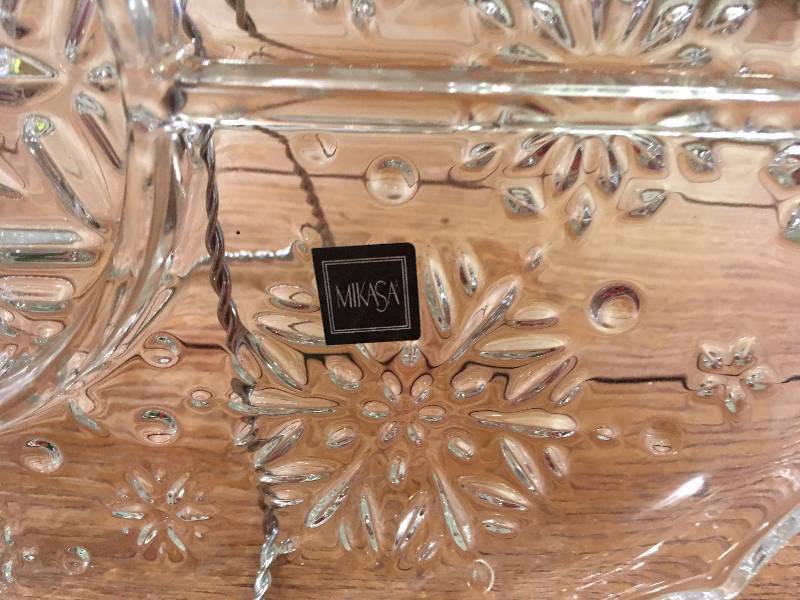lot 388 image: MIKASA CRYSTAL PLATTER, (12) NAPKINS, AND (12) NAPKIN RINGS