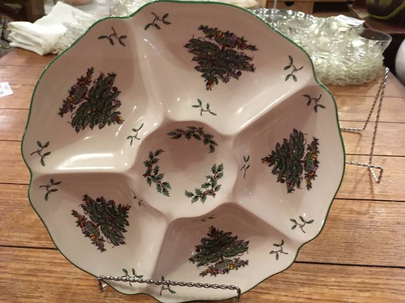 lot 390 image: SPODE CHRISTMAS TRAY, TABLE RUNNER, AND (4) PLACEMATS