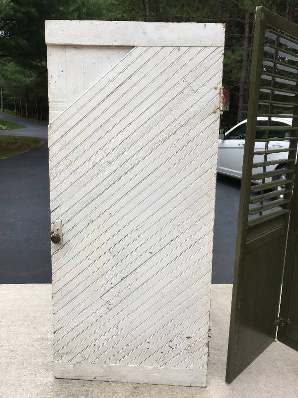 lot 425 image: WOOD WALL DIVIDER & ANTIQUE DOOR