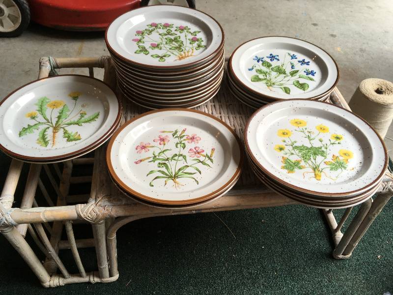 lot 453 image: COLLECTIBLE GLASS PLATES