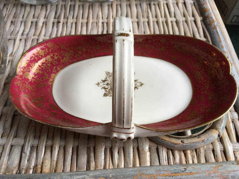 lot 455 image: GLASS BERRY BOWLS, COLLECTIBLE GLASSES, AND ANTIQUE GLASS DISH