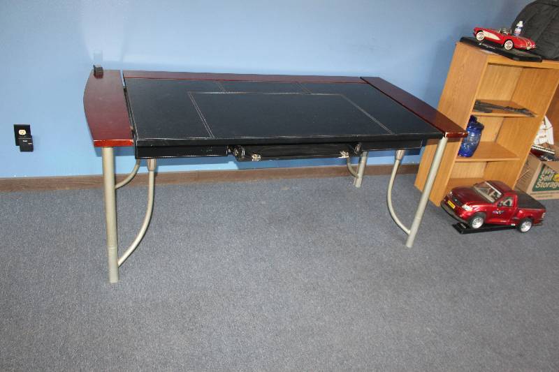 lot 122 image: Computer Table w Keyboard Tray