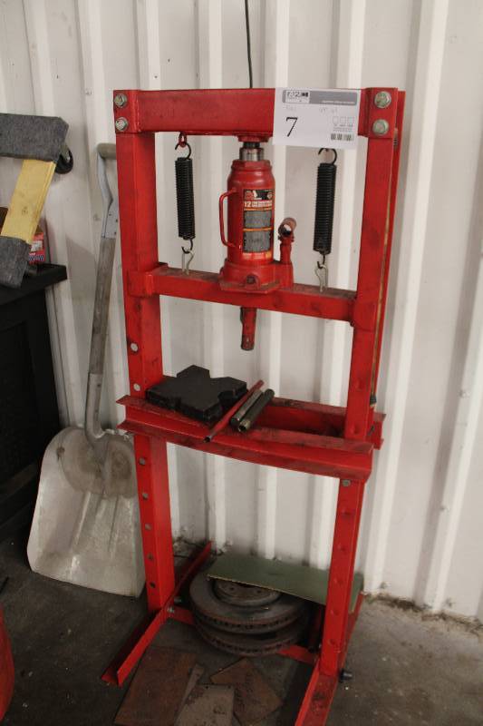 lot 7 image: Torin Big Red Jacks 12-Ton Shop Press