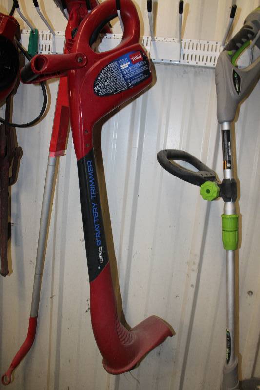 lot 31 image: Toro 12V Cordless Weed Whip