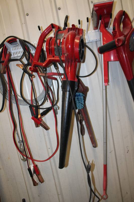 lot 32 image: Toro Yard Leaf Blower