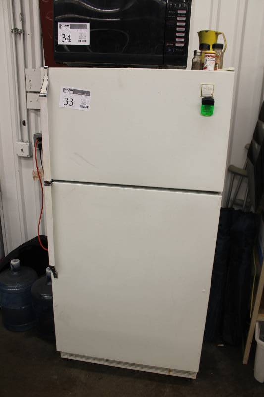 lot 33 image: Whirpool Designer Style Box Refrigerator Freezer