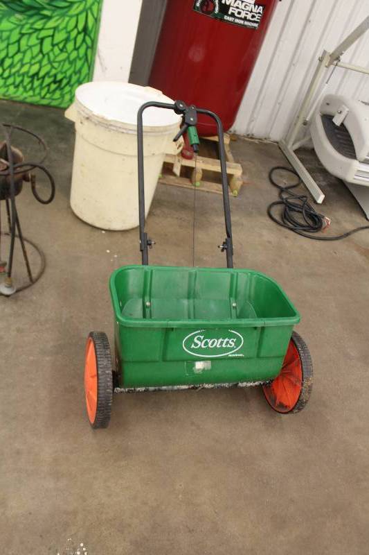 lot 20 image: Scotts Lawn Spreader