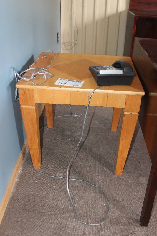lot 84 image: End Table