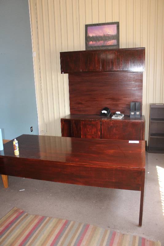 lot 83 image: Lot of (3) Office Furniture Includes Desk, Credenza, Bookcase