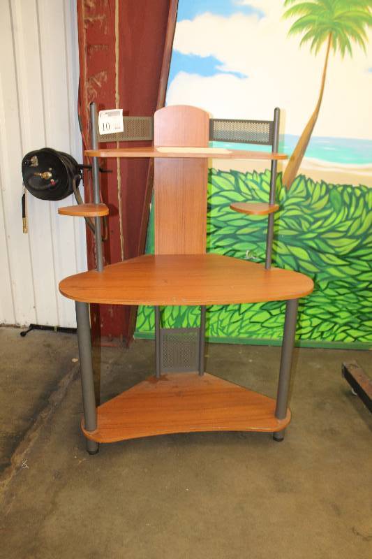 lot 10 image: Desk