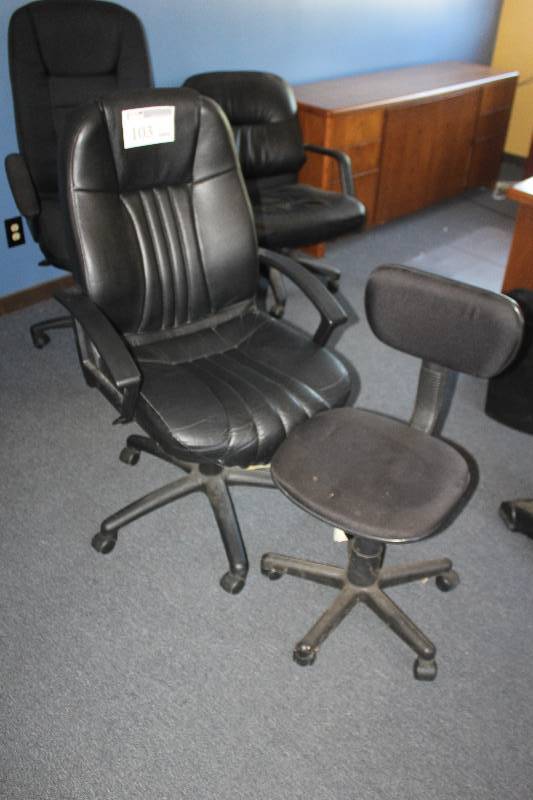 lot 103 image: Lot of (2) Rolling Office Chairs