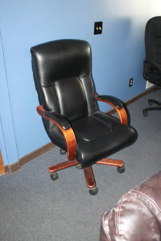 lot 101 image: Leather Rolling Office Chair w Wood Handles