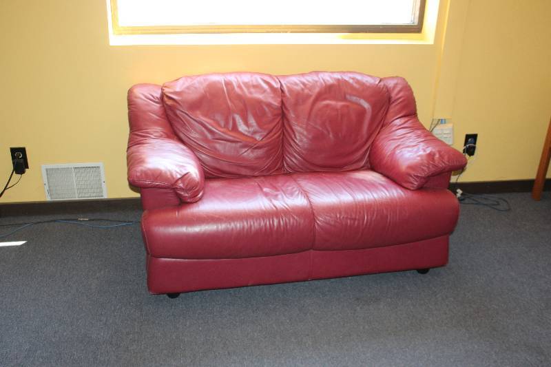 lot 105 image: Leather Love Seat