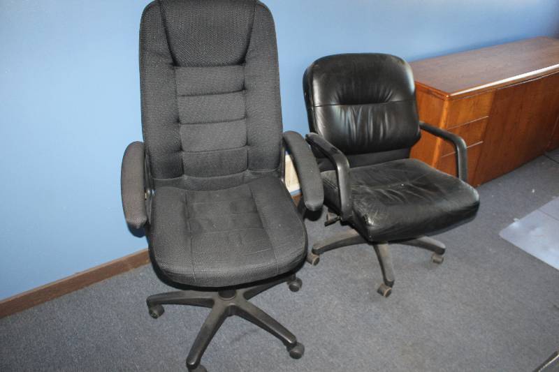 lot 104 image: Lot of (2) Rolling Office Chairs