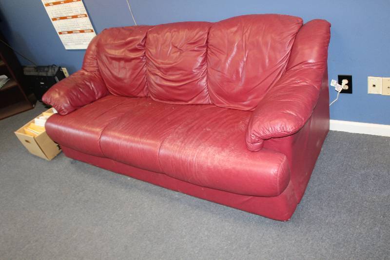 lot 93 image: Leather Couch