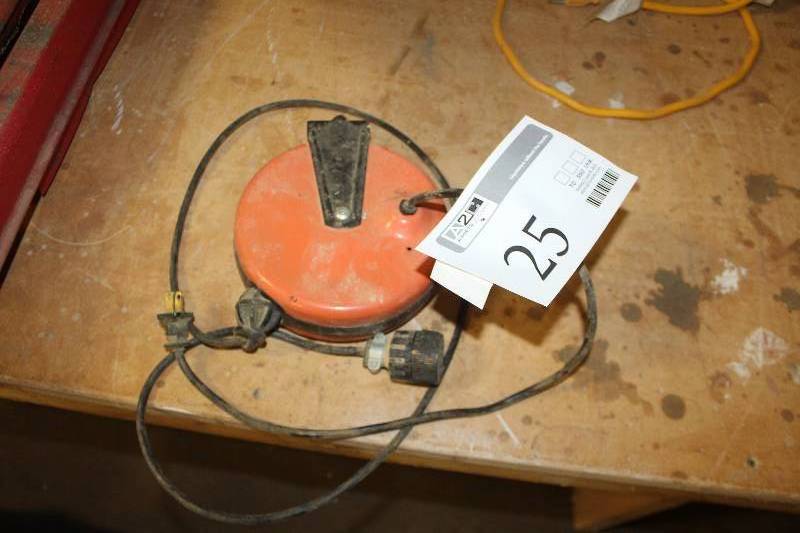 lot 25 image: Woods Wire 20ft. Electric Cord Reel