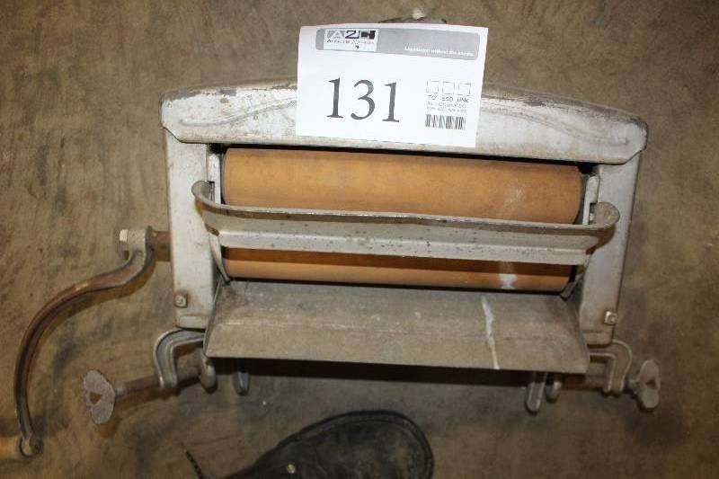 lot 131 image: Vintage Lovell Hand Crank Clothes Washing Ringer