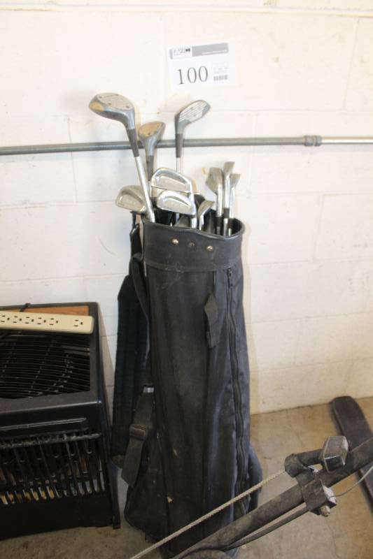 lot 100 image: Golf Club Set w Bag