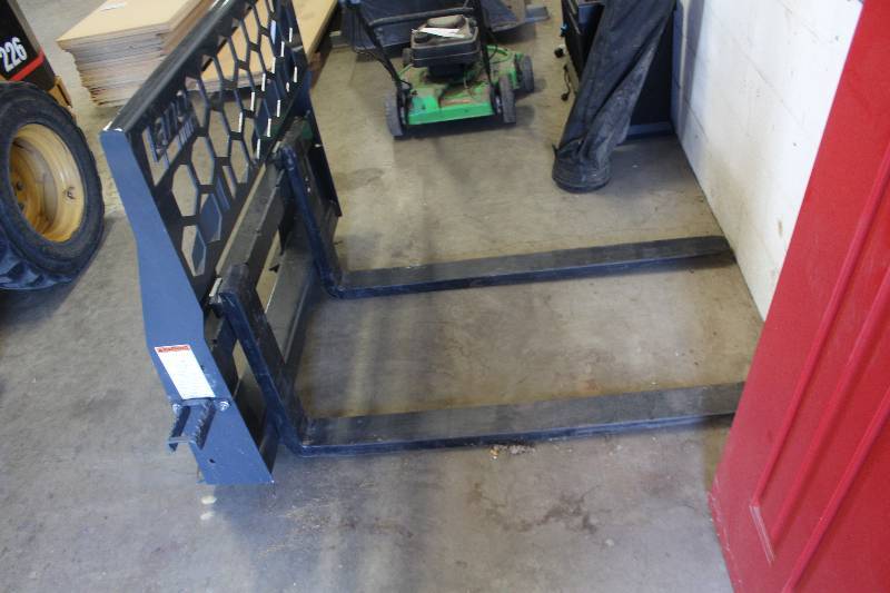 lot 4 image: Vernig Skid Steer  Pallet Fork Attachment