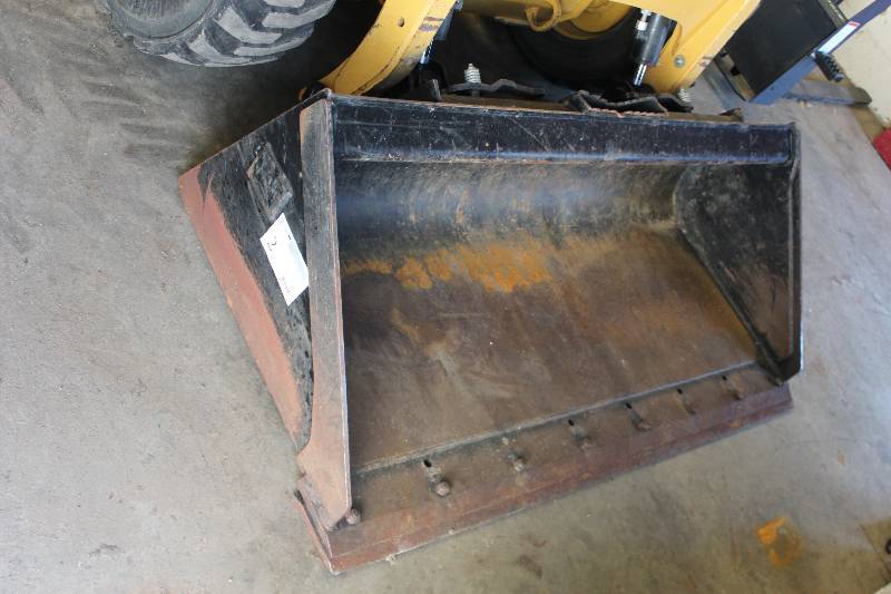 lot 2 image: Cat Skid Steer Bucket Attachment