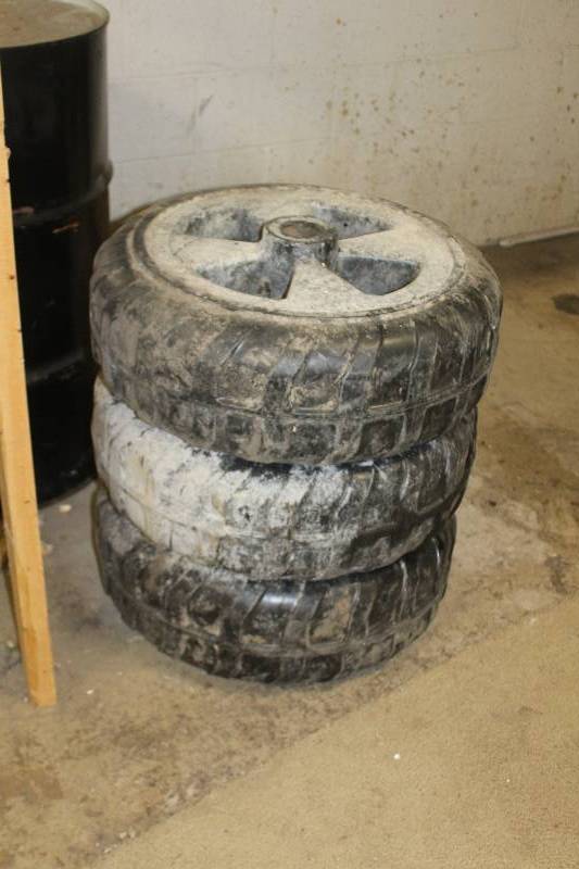 lot 154 image: Plastic Tires w Wheels