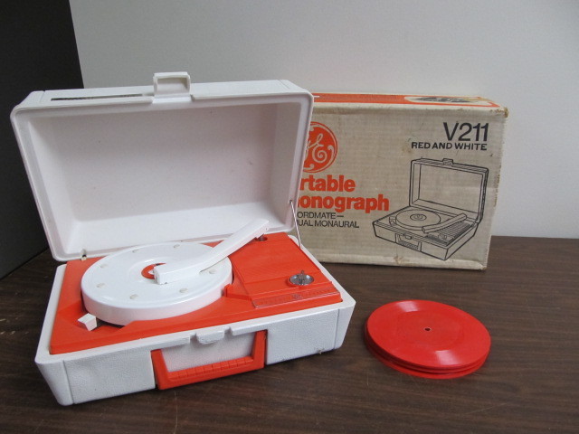 lot 19 image: Vintage GE Portable Phonograph wRecords & Orig Box