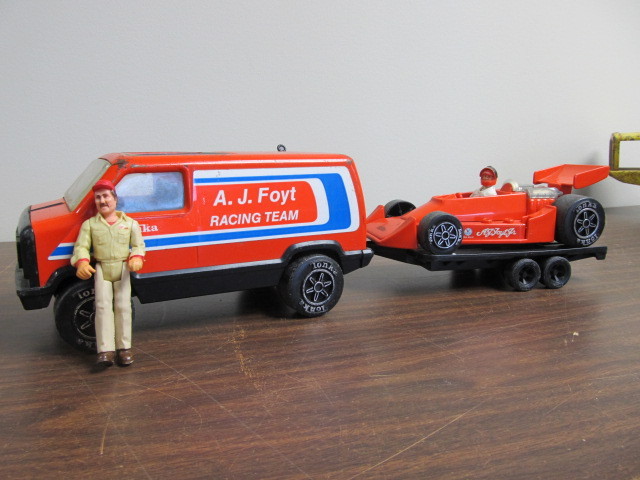 lot 20 image: COMPLETE Vintage Tonka A.J. Foyt Racing Team Set