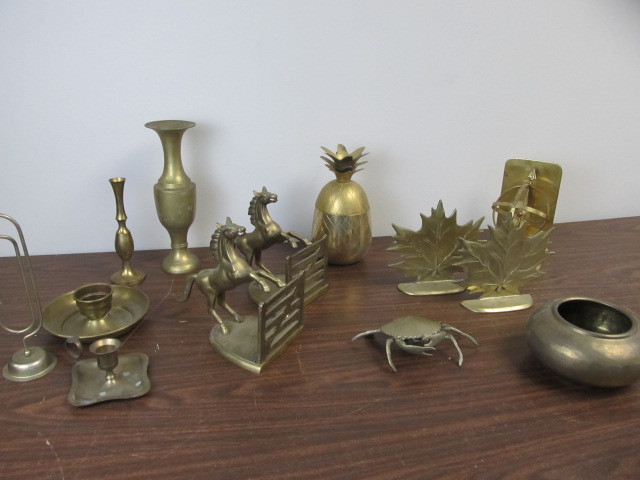 lot 40 image: Lot of Vintage Solid Brass Items